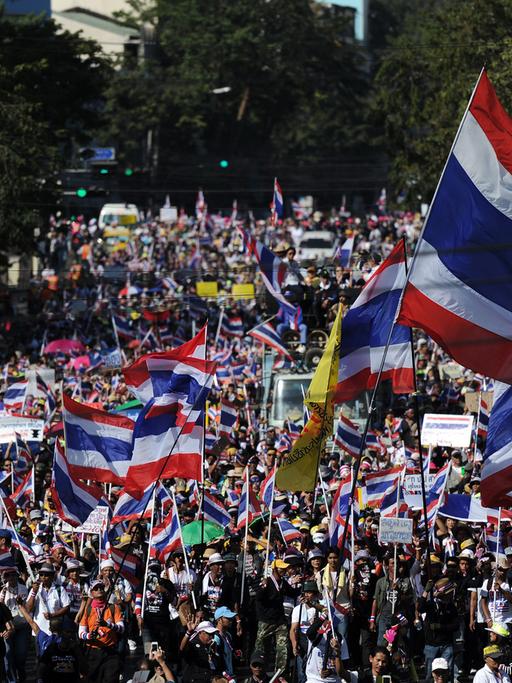 Tausende Regierungsgegner ziehen am 13.01.2014 durch die Straßen der thailändischen Hauptstadt Bangkok