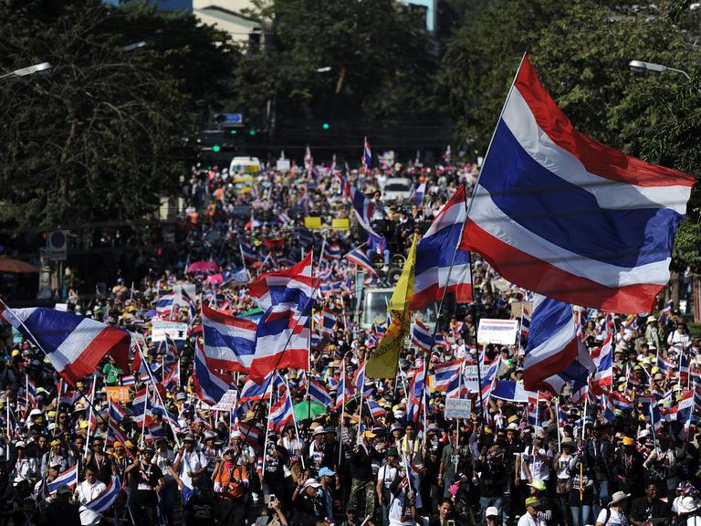 Tausende Regierungsgegner ziehen am 13.01.2014 durch die Straßen der thailändischen Hauptstadt Bangkok