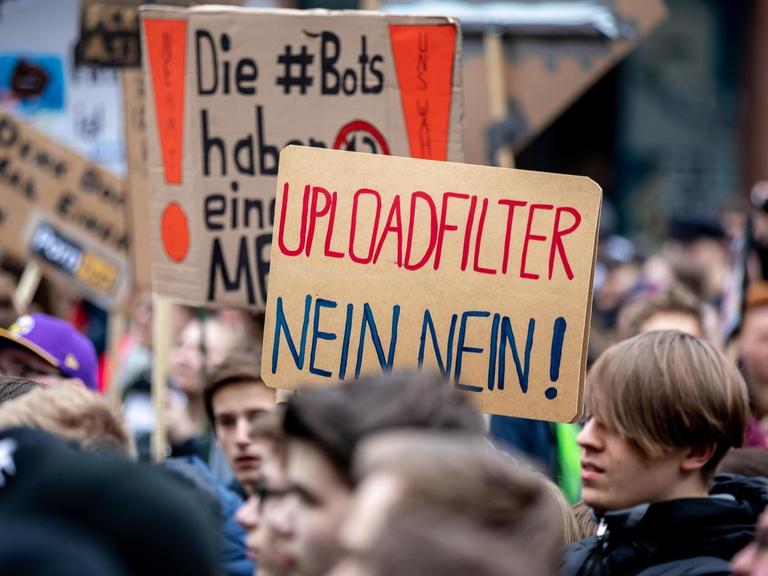 "Uploadfilter Nein Nein!" steht auf einem Plakat bei der "Save the Internet"-Demonstration in Hamburg.