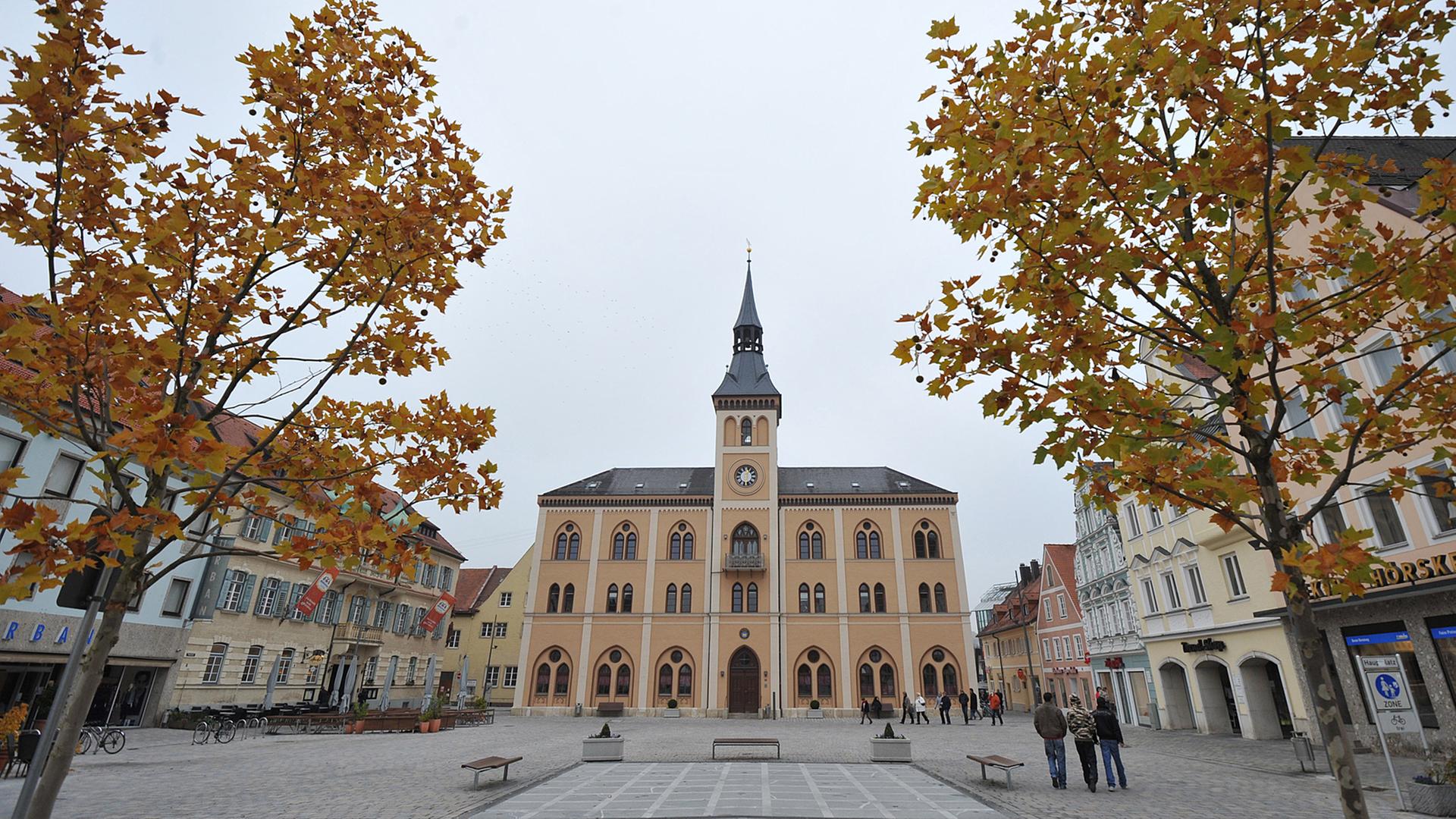 Das Rathaus auf dem Hauptplatz von Pfaffenhofen (Oberbayern)
