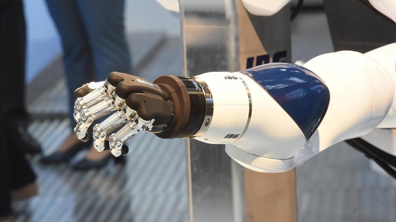 Industrieroboter mit verlängertem Arm aus CFK auf dem Stand der IBG Automation auf der Hannover Messe mit dem Thema Mensch - Roboter.