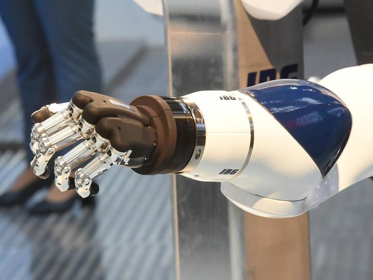 Industrieroboter mit verlängertem Arm aus CFK auf dem Stand der IBG Automation auf der Hannover Messe mit dem Thema Mensch - Roboter.