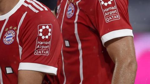 Franck Ribéry und Robert Lewandowski im Bayern-Trikots, auf deren Ärmel Hamad Airport Qatar steht.