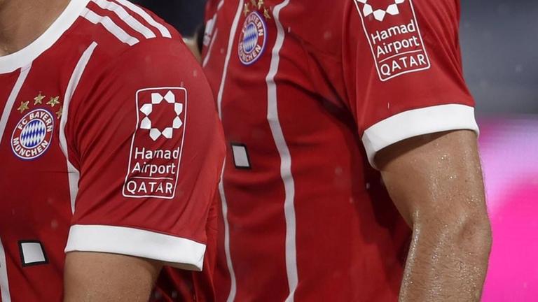 Franck Ribéry und Robert Lewandowski im Bayern-Trikots, auf deren Ärmel Hamad Airport Qatar steht.
