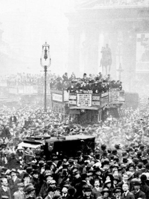 Nach der Bekanntgabe des Waffenstillstands am 11. November 1918 versammelt sich eine Menschenmenge vor der Londoner Börse und der Bank of England um das Ende des Ersten Weltkriegs zu feiern.