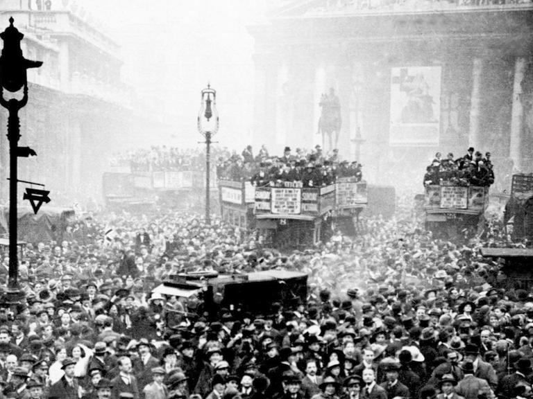 Nach der Bekanntgabe des Waffenstillstands am 11. November 1918 versammelt sich eine Menschenmenge vor der Londoner Börse und der Bank of England um das Ende des Ersten Weltkriegs zu feiern.