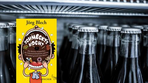Buchcover des Buchs "Schmeckt's noch?" von Jörg Blech vor Colaflaschen in einem Kühlschrank