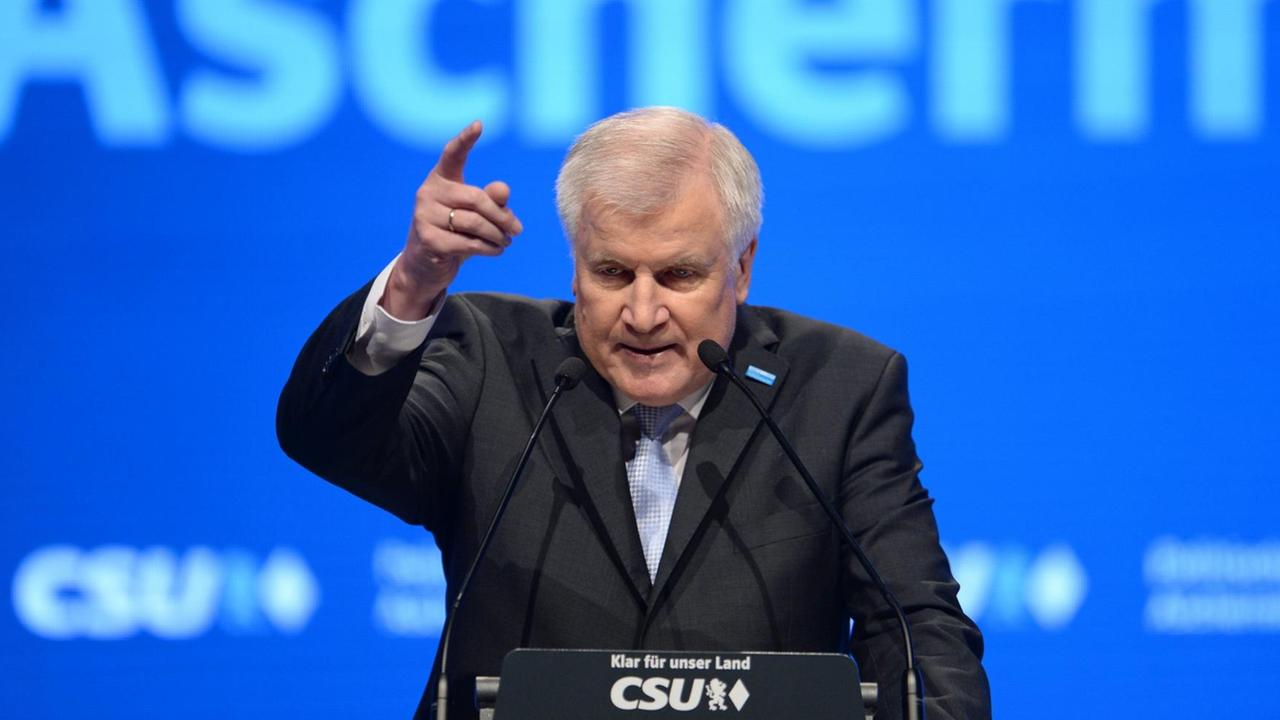 Der bayerische Ministerpräsident und CSU-Vorsitzende Horst Seehofer (CSU) spricht am 01.03.2017 beim Politischen Aschermittwoch in der Dreiländerhalle in Passau (Bayern). Foto: Andreas Gebert/dpa | Verwendung weltweit Der bayerische Ministerpräsident und CSU-Vorsitzende Horst Seehofer (CSU) spricht am 01.03.2017 beim Politischen Aschermittwoch in der Dreiländerhalle in Passau (Bayern). Foto: Andreas Gebert/dpa | Verwendung weltweit