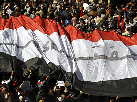 Ägypter tragen eine risiege ägyptische Flagge bei einer Kundgebung auf dem Tahrir-Platz in Kairo.