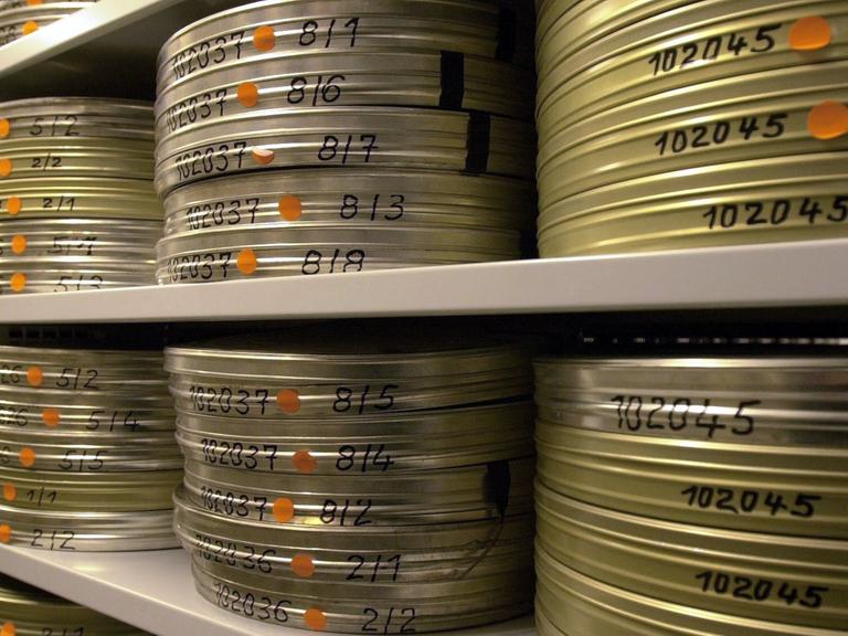 Filmrollen, die in Regalen lagern