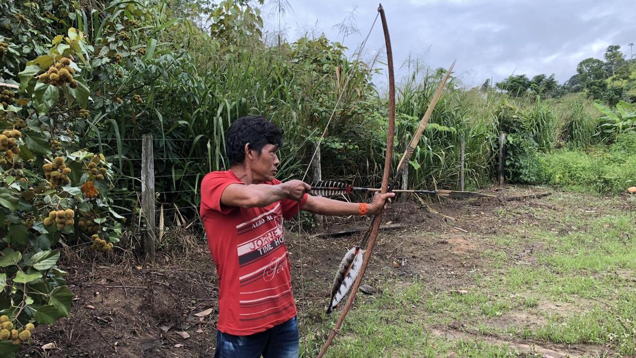 Ein Krieger vom Stamm der Parakanã mit Pfeil und Bogen