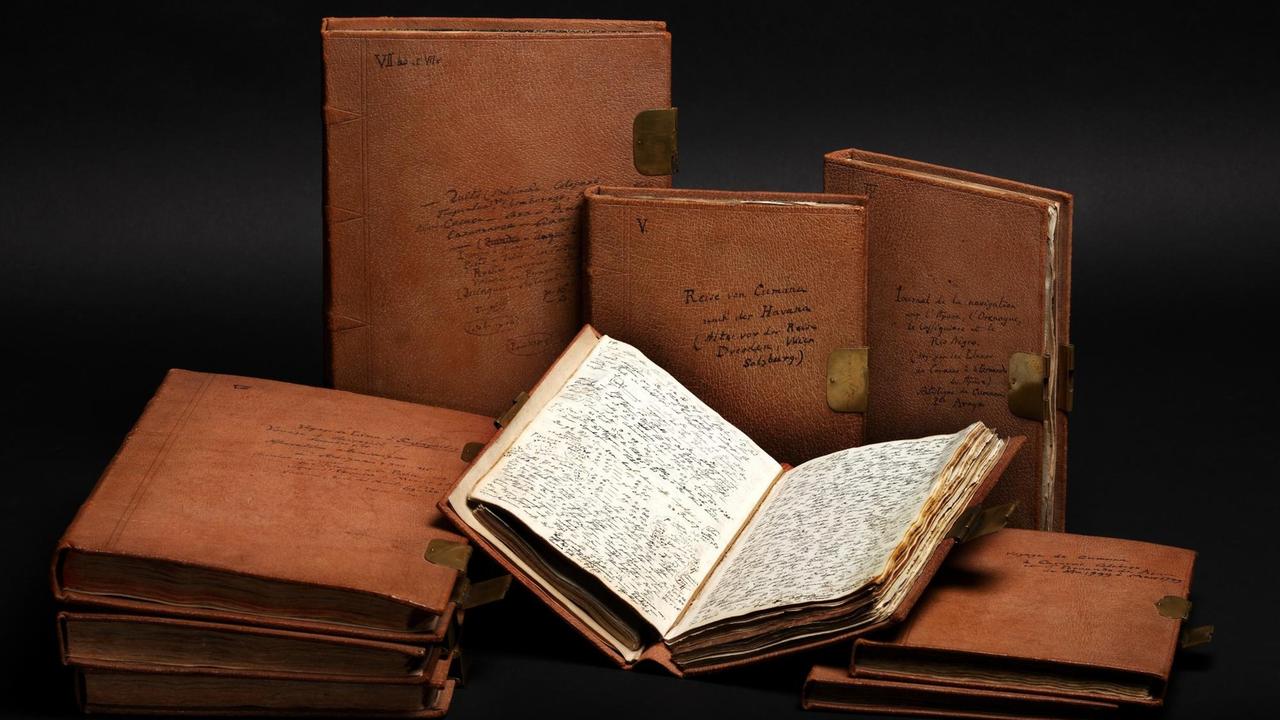 4.000 eng beschriebene Seiten fasste Humboldt in neun Lederbänden zusammen und beschriftete diese selbst, Datierung: 1799 - 1804