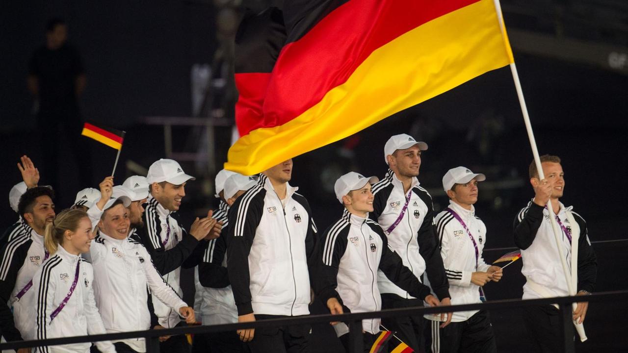 Das deutsche Team bei den Europaspielen in Baku - mit Fabian Hambüchen als Fahnenträger.