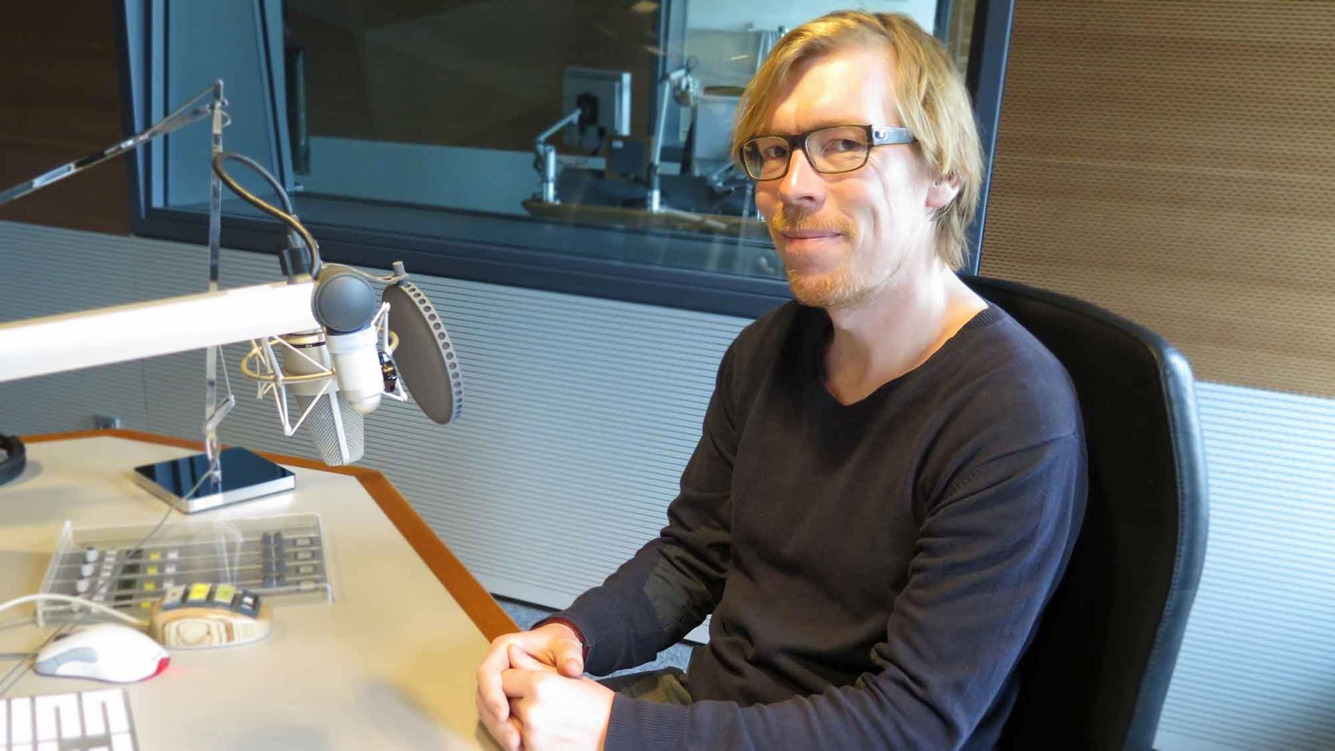 Hannes Seidl im Studio des Deutschlandradio Kultur