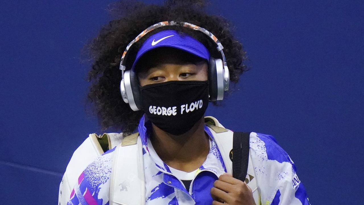 Die japanische Tennisspielerin Naomi Osaka trägt eine Gesichtsmaske mit dem Namen "George Floyd". Der Afroamerikaner war im Mai 2020 als Opfer von Polizeigewalt in den USA verstorben. 
