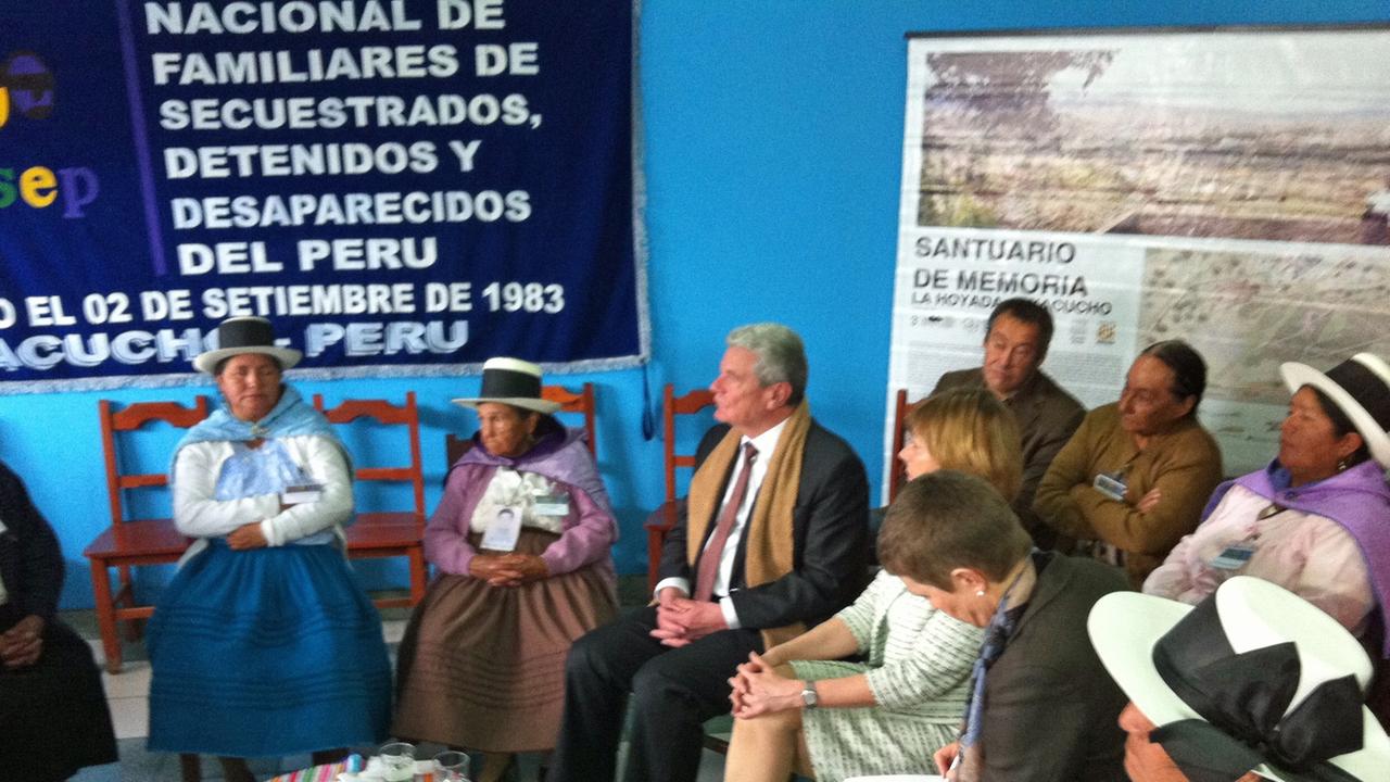 Bundespräsident Joachim Gauck beim Nationalen Verband der Familien Entführter, Gefangener und Verschwundener (Anfasep) in Ayacucho, Peru. Gegründet 1983 von Angelica Mendoza de Ascarza