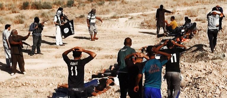 Ein am 14. Juni 2014 auf der dschihadistischen Webseite Welayat Salahuddin hochgeladenes Bild zeigt nach eigenen Angaben Angehörige der Isis-Terrorgruppe, die dutzende Gefangene, mutmaßlich irakische Sicherheitskräfte, zur Exekution führen. 