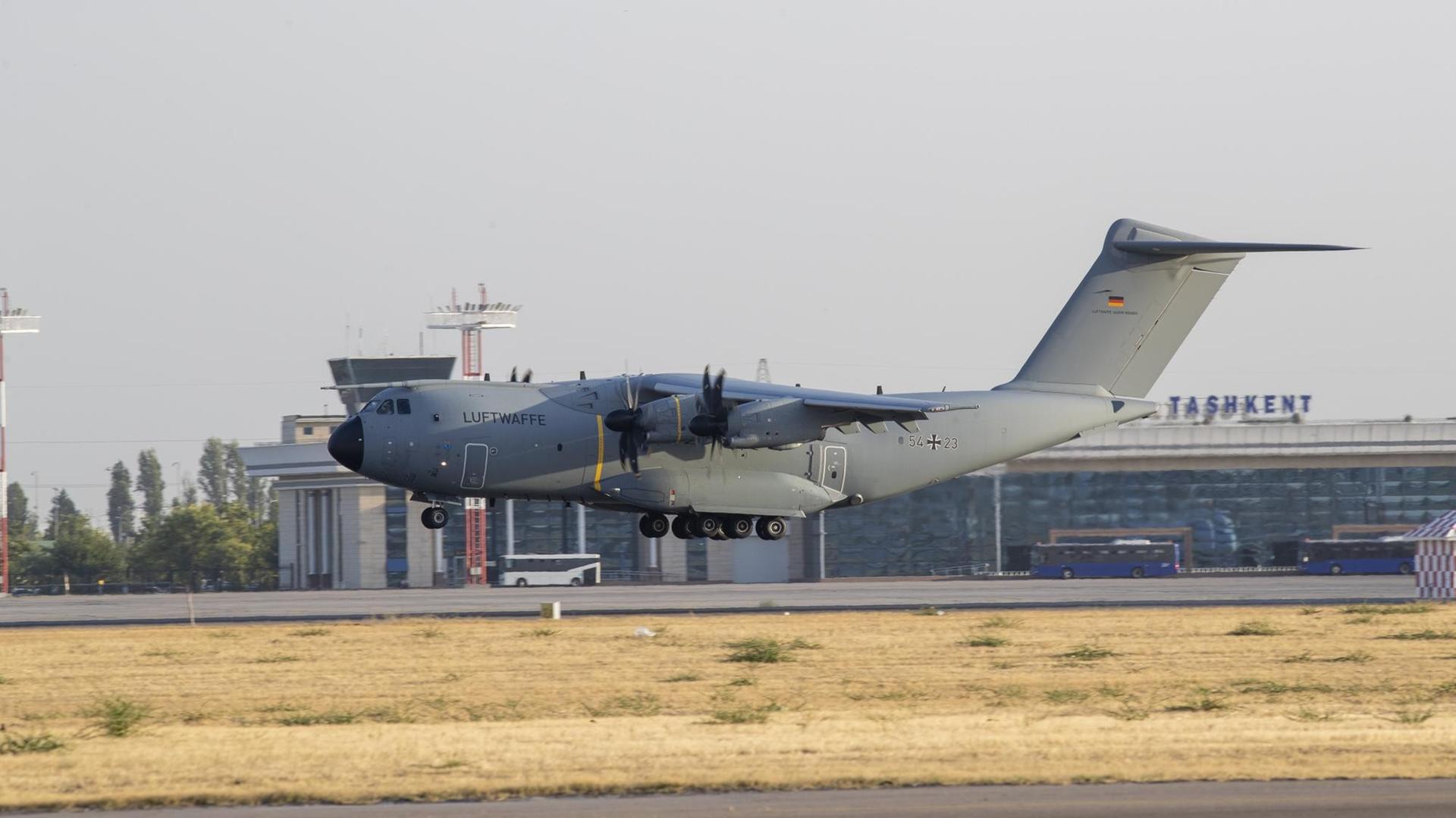 Usbekistan, Taschkent: Ein Transportflugzeug Airbus A400M der Bundeswehr landet mit aus Kabul evakuierten Personen an Bord auf dem Flughafen. Usbekistan, Taschkent: Ein Transportflugzeug Airbus A400M der Bundeswehr landet mit aus Kabul evakuierten Personen an Bord auf dem Flughafen.