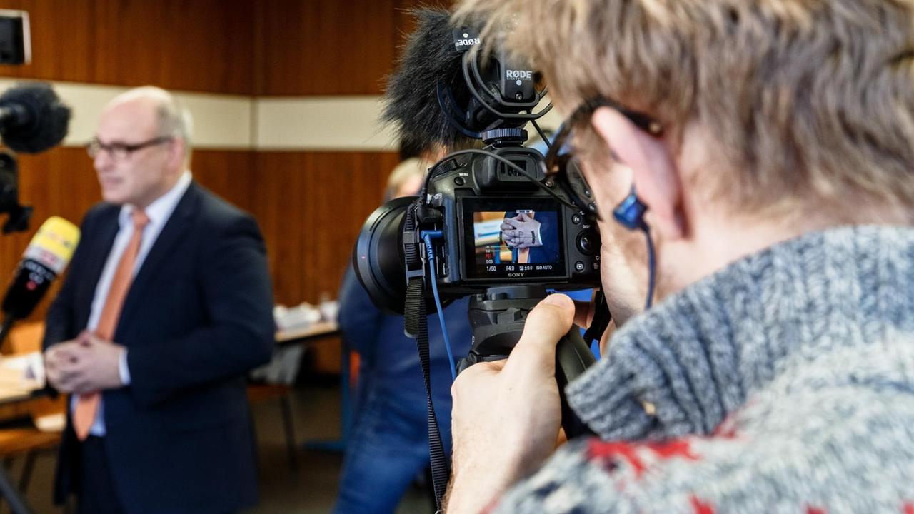 29.11.2019, Hamburg: Ein Multimedia-Volontär macht Videoaufnahmen während einer Pressekonferenz.