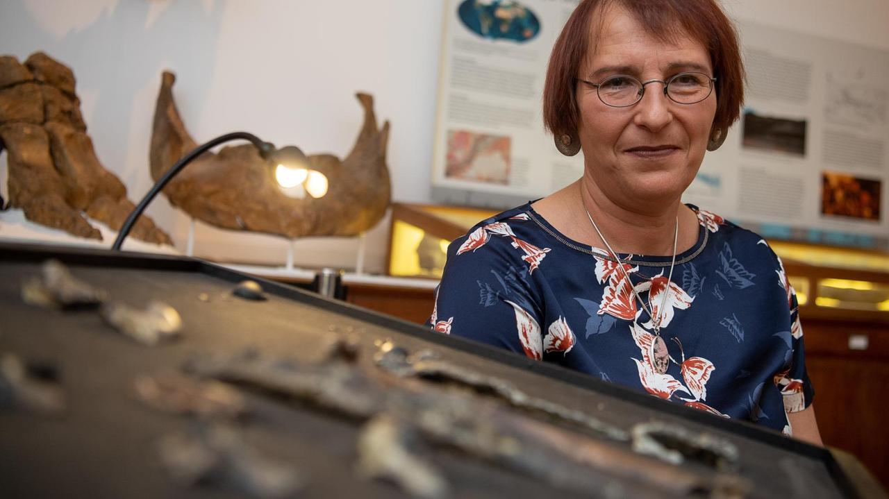Das Foto zeigt die Paläontologin Madeleine Böhme bei der Vorstellung der Knochen des Menschenaffen Danuvius guggenmosi.