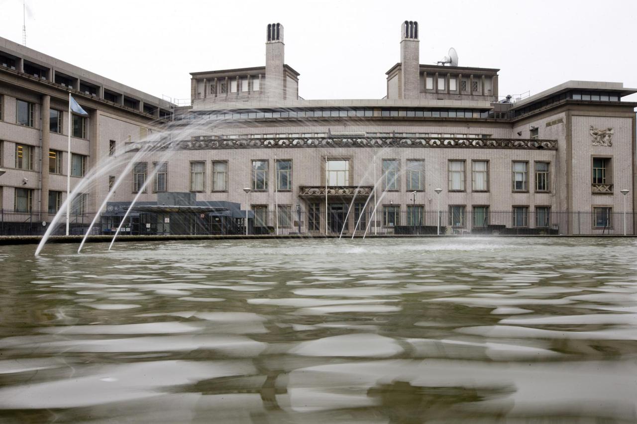 Das Gebäude des Internationalen Strafgerichtshofs für das ehemalige Jugoslawien in Den Haag. Im Vordergrund ein Brunnen.