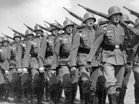 Soldaten der Wehrmacht singend bei einem Marsch, aufgenommen 1935