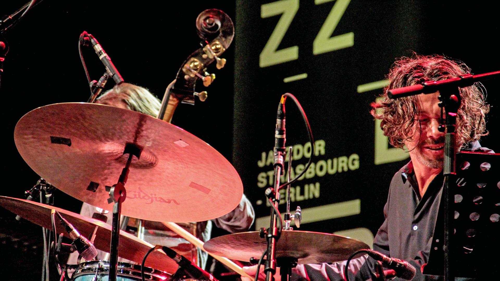 Der Schlagzeuger Dejan Terzic bei Jazzdor in Berlin.