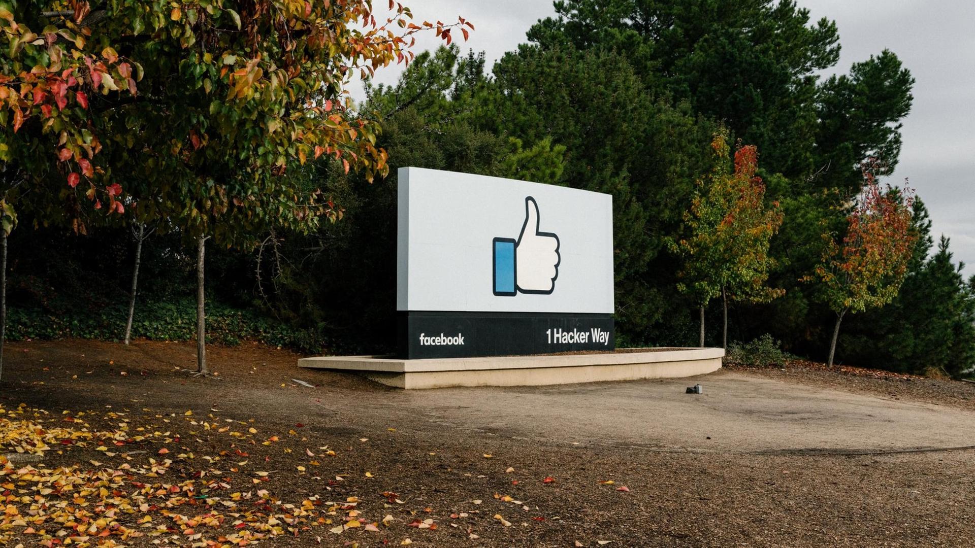 Monument mit dem Like-Button am Eingang des Facebook-Campus in Menlo Park in den USA.