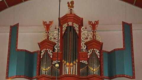Blick auf die barocke Orgel mit ihren Flügeltüren in der Uttumer Kirche