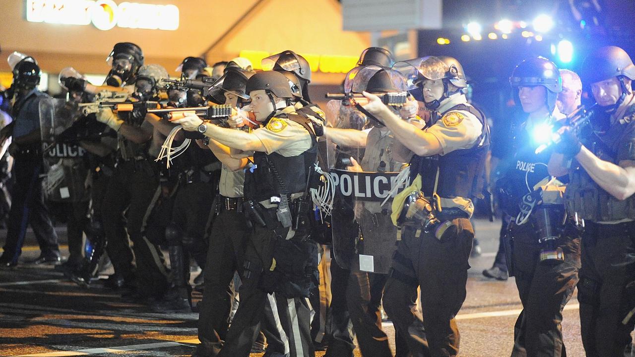 Die Polizei in der US-Kleinstadt Ferguson sieht sich mit Rassismusvorwürfen konfrontiert - und geht nach Ausschreitungen hart gegen Demonstranten vor.