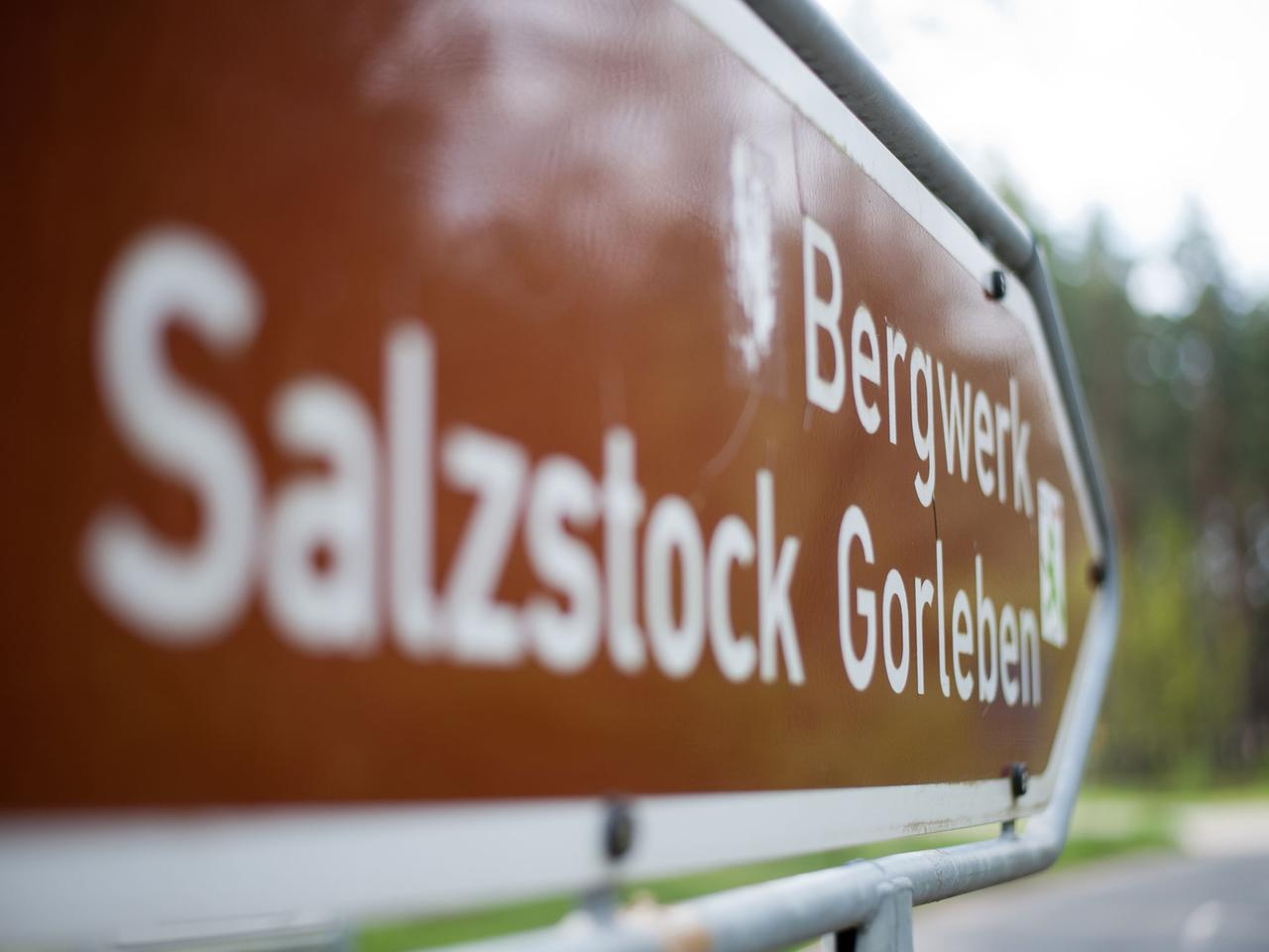 Ein Schild weist am in Gorleben den Weg zum Erkundungsbergwerk. Der Name des Dorfs ist seit Jahren wegen 113 Behältern radioaktiven Mülls bekannt, die im Wald auf ein Endlager warten.