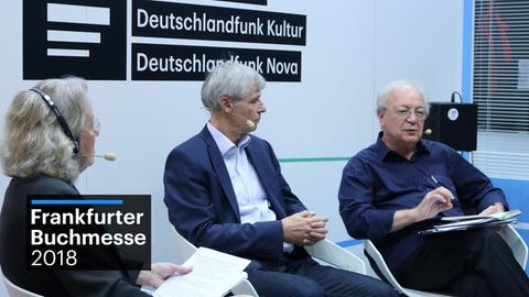 Pitt von Bebenburg und Osman Okkan im Gespräch mit Angela Gutzeit auf der DLF-Buchmessenbühne