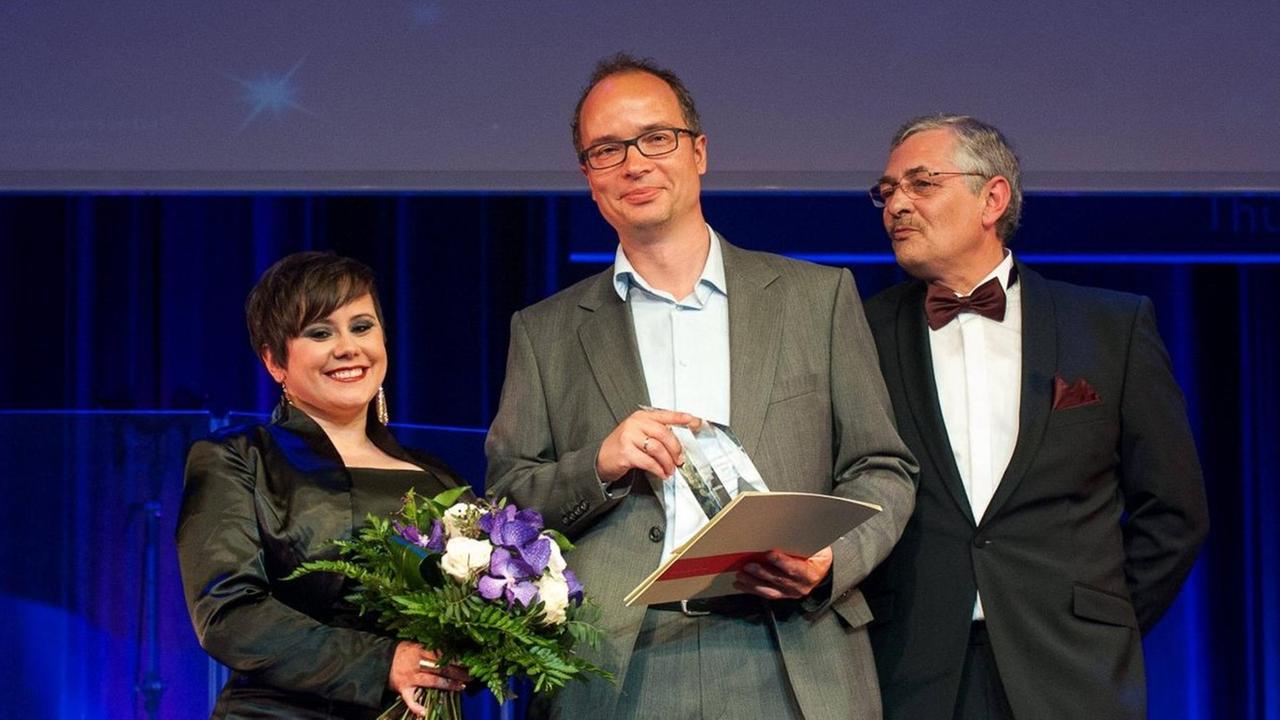 Martin Debes, Redakteur der "Thüringer Allgemeinen Zeitung" bei der Entgegennahme des Journalistenpreises Thüringen 2015