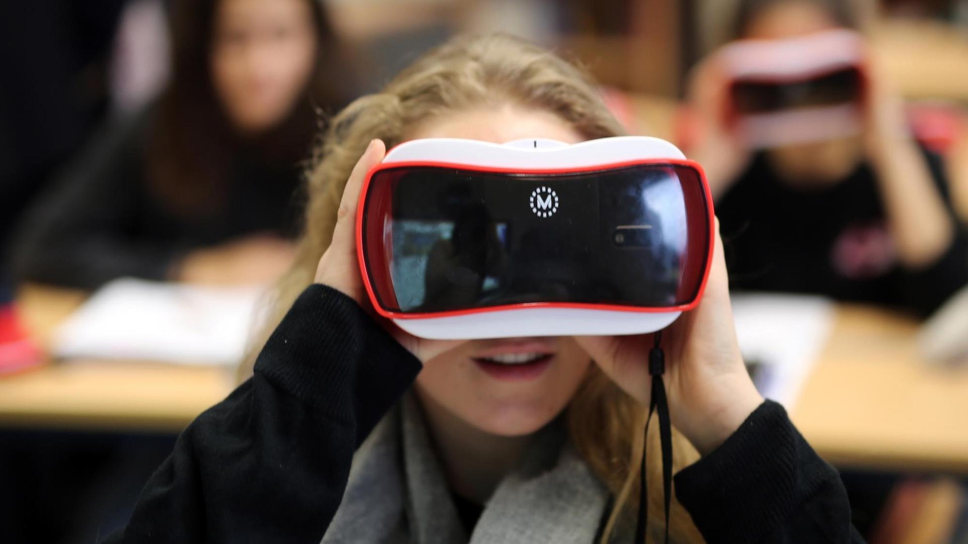 Schüler der International School on the Rhine (ISR) arbeiten am 15.12.2017 in Neuss (Nordrhein-Westfalen) im digitalen Unterricht mit Virtual Reality Brillen.