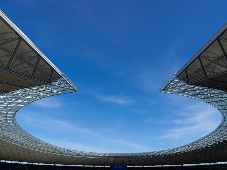 Das Dach des Olympiastadions vor blauem Himmel