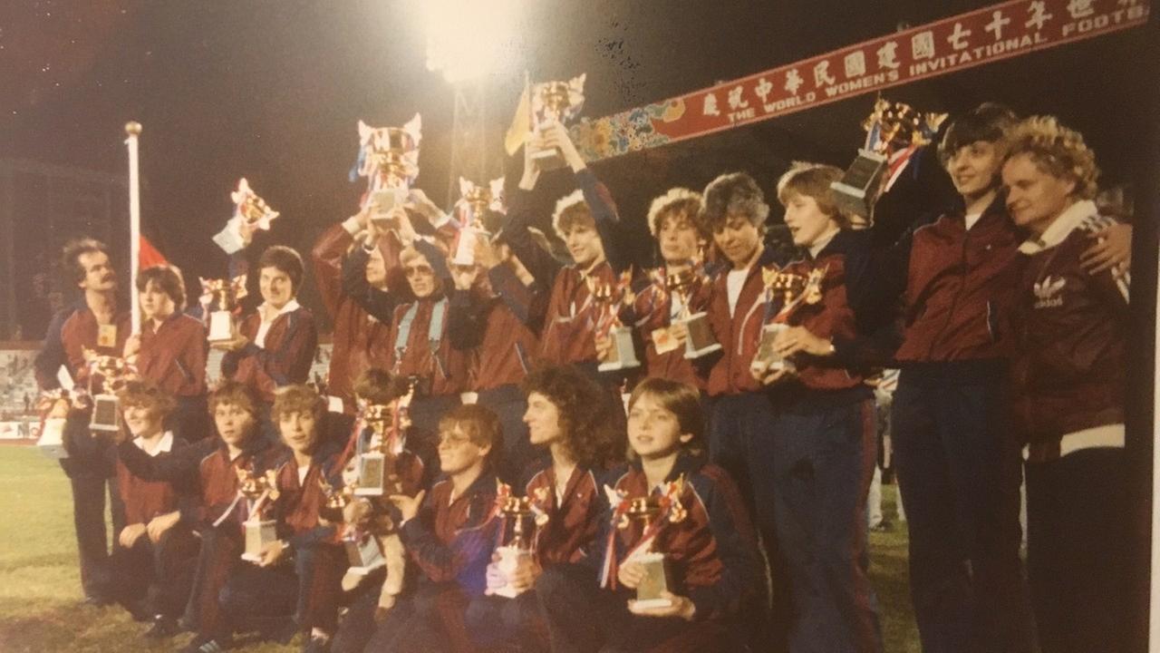 Überraschungssiegerinnen: Die Spielerinnen von der SSG 09 Bergisch Gladbach nach dem Sieg des WM-Titels 1981 in Taiwan