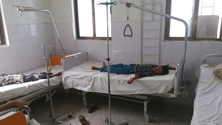 In einem Krankenzimmer der "Jemenhilfe Deutschland" in Taizz liegt ein Kind auf dem Bett.