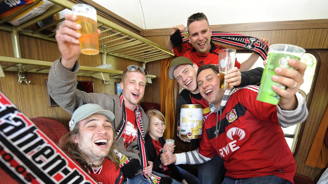 Fans von Bayer Leverkusen reisen mit dem Zug zum Pokalfinale 2009.
