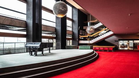 Das Feature Fr, 04.10.2019 - 20:10 Sparen ist keine Kunst! Neue Nachrichten aus dem Bonner Stadttheater Von Ulrike Bajohr Regie: Fabian von Freier Produktion: Dlf 2019
