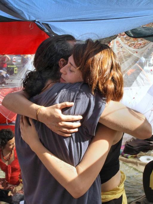 Ein junges Paar umamrt sich während des Protest-Camps auf der Puerta del Sol im Mai 2011.