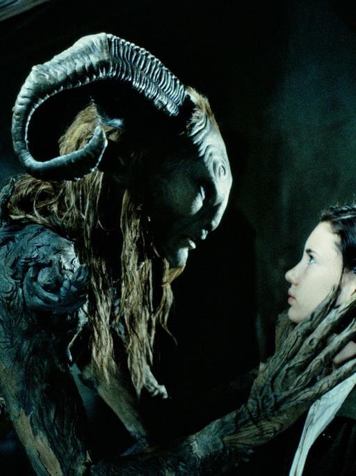 Szene aus dem Film "Pans Labyrinth": Der Pan, gespielt von Doug Jones, packt der kleinen Ofelia, gespielt von Ivana Baquero, an den Hals.