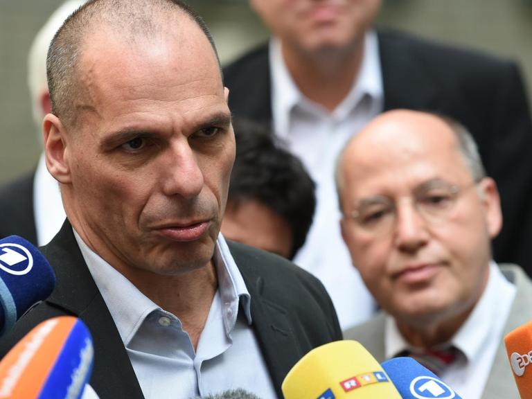 Der griechische Finanzminister Yanis Varoufakis gibt am 08.06.2015 im Hof des Jakob-Kaiser-Hauses in Berlin ein Statement ab.