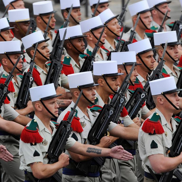  Legionäre der Fremdenlegion während der Parade zum französischen Nationalfeiertag