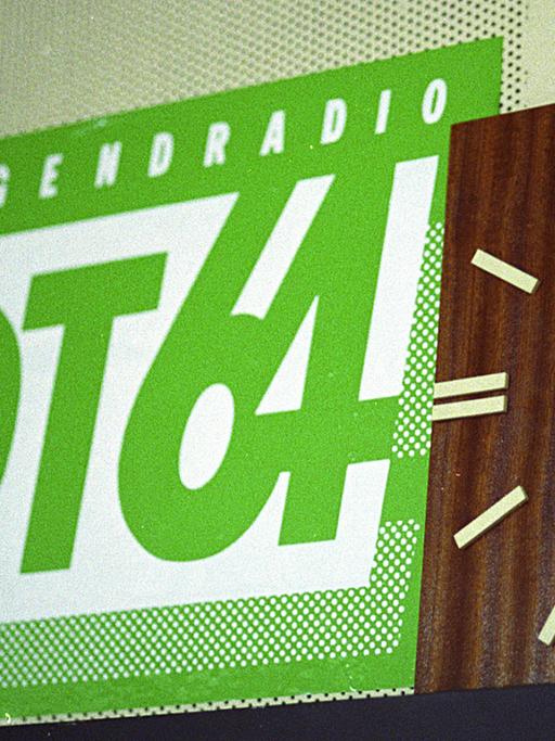Das Logo vom Jugendradio DT64 auf einer Aufnahme von 1991.
