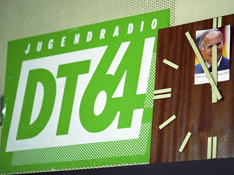 Das Logo vom Jugendradio DT64 auf einer Aufnahme von 1991.