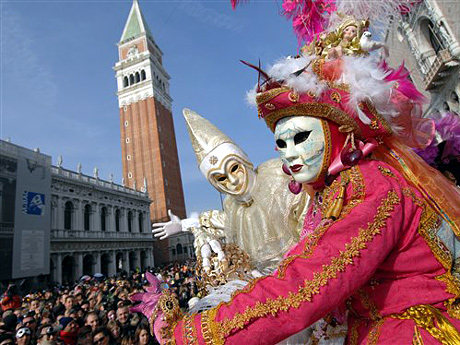 Karnevalsfeierlichkeiten auf dem Markusplatz in Venedig