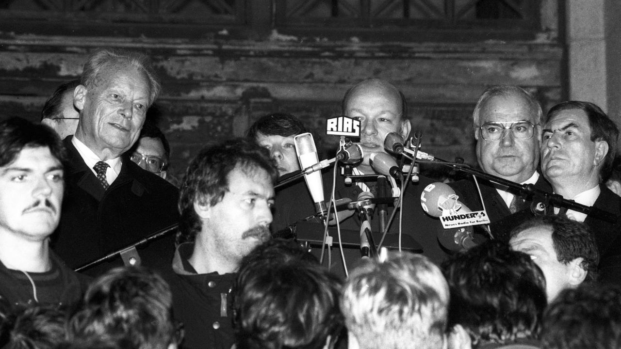 Vor dem Schöneberger Rathaus in Berlin am 10.11.1989 mit Willy Brandt (lks.), Walter Momper (Mitte) und Helmut Kohl (rechts)  