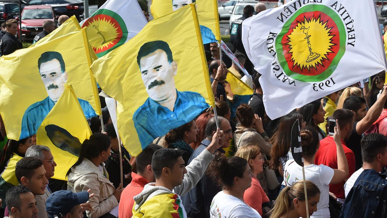 Demonstranten gehen am 16.08.2014 mit Fahnen und Plakaten durch Hannover (Niedersachsen). Jesidische und kurdische Gruppen haben zu einer Großdemonstration gegen die Terrorgruppe Islamischer Staat (IS) aufgerufen. Der Protest richtet sich gegen die Angriffe auf Minderheiten im Nordirak.