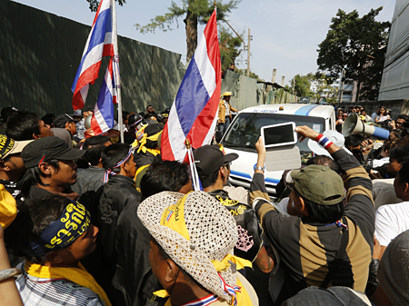 Enges Gedränge von Regierungsgegnern vor den Eingängen des Stadions in Bangkok am 23.12.2013.