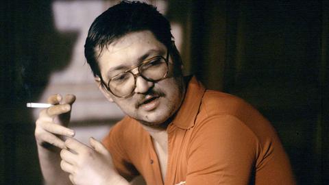 Der Regisseur, Produzent, Autor und Schauspieler Rainer Werner Fassbinder am 16.02.1978 in Coburg bei den Dreharbeiten zu dem Film "Die Ehe der Maria Braun".